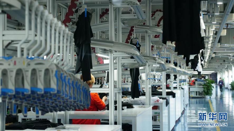 传统服装工厂每一条生产线都是自己备料,而新工厂的50多个品类的产品
